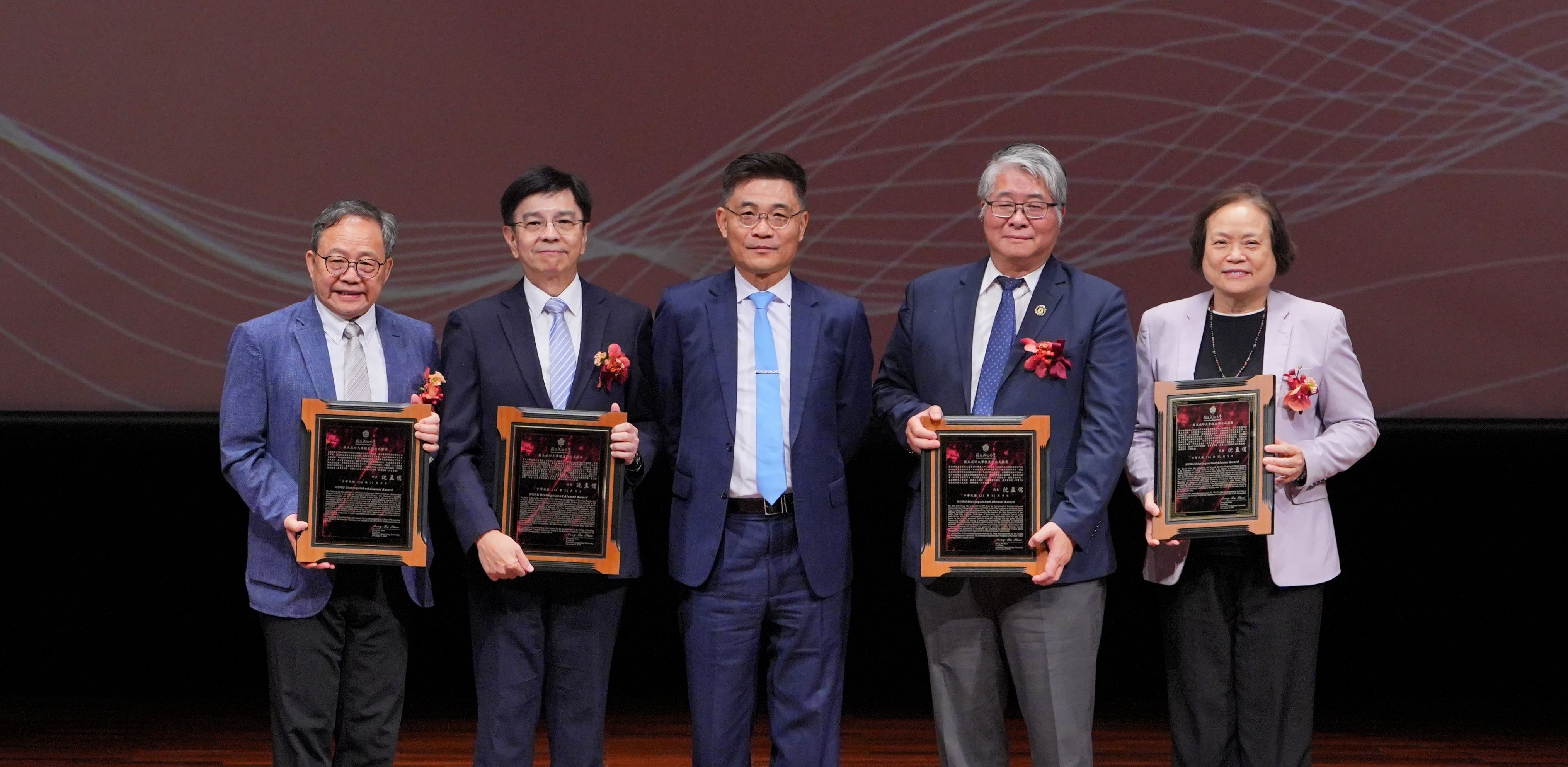 沈孟儒校長親自頒發「114 年度校友傑出成就獎」給今年 ４ 位得獎者-高階管理碩士在職專班 98 級盧鏡來(左一)